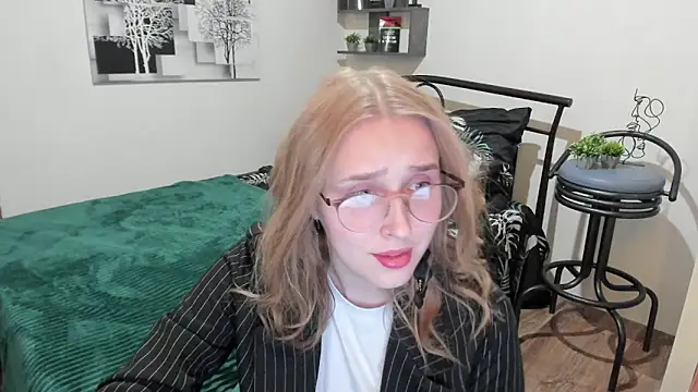 Snapshot of LinaTruly chatting on 24, 1, 2025 LinaTruly online show from 24, 1, 2025