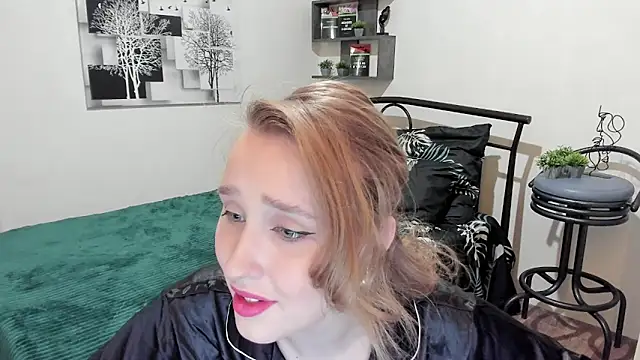 Snapshot of LinaTruly chatting on 1, 2, 2025 LinaTruly online show from 1, 2, 2025