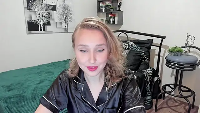 Snapshot of LinaTruly chatting on 1, 2, 2025 LinaTruly online show from 1, 2, 2025