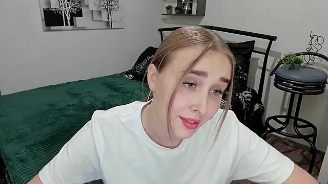 Snapshot of LinaTruly chatting on 9, 2, 2025 LinaTruly online show from 9, 2, 2025