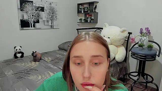 Snapshot of LinaTruly chatting on 12, 3, 2025 LinaTruly online show from 12, 3, 2025