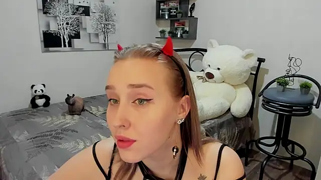 Snapshot of LinaTruly chatting on 14, 3, 2025 LinaTruly online show from 14, 3, 2025