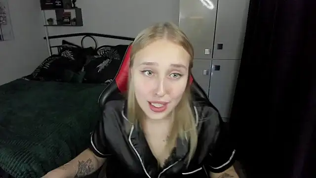 Snapshot of LinaTruly chatting on 11, 9, 2025 LinaTruly online show from 11, 9, 2025