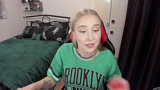 Snapshot of LinaTruly chatting on 15, 9, 2025 LinaTruly online show from 15, 9, 2025