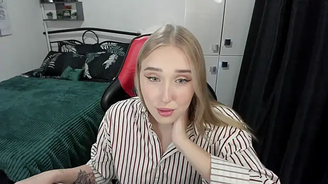 Snapshot of LinaTruly chatting on 17, 9, 2025 LinaTruly online show from 17, 9, 2025