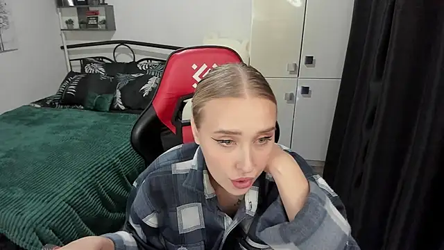 Snapshot of LinaTruly chatting on 18, 9, 2025 LinaTruly online show from 18, 9, 2025