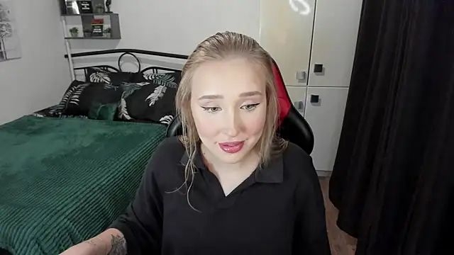 Snapshot of LinaTruly chatting on 22, 9, 2025 LinaTruly online show from 22, 9, 2025