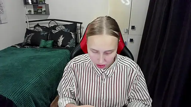 Snapshot of LinaTruly chatting on 24, 9, 2025 LinaTruly online show from 24, 9, 2025