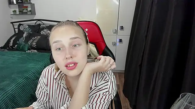 Snapshot of LinaTruly chatting on 9, 10, 2025 LinaTruly online show from 9, 10, 2025