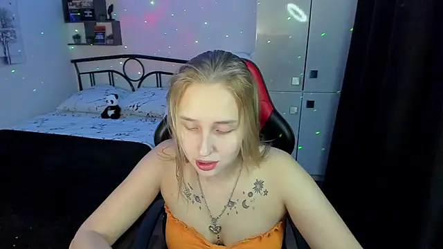 Snapshot of LinaTruly chatting on 13, 10, 2025 LinaTruly online show from 13, 10, 2025