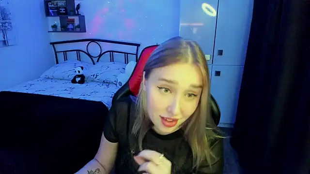 Snapshot of LinaTruly chatting on 16, 10, 2025 LinaTruly online show from 16, 10, 2025