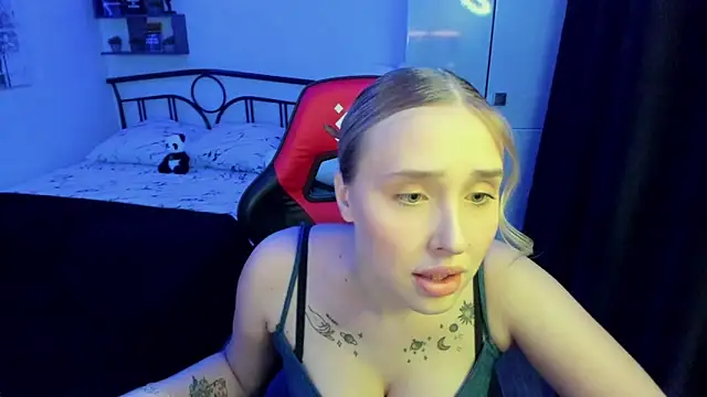 Snapshot of LinaTruly chatting on 17, 10, 2025 LinaTruly online show from 17, 10, 2025