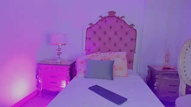 rebeca watsson online show from 21, 11, 2025