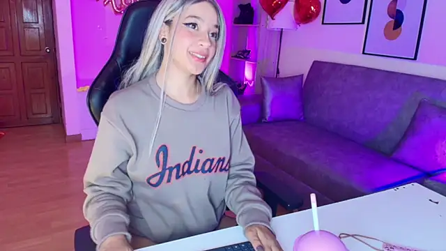 Snapshot of EmmaJhonnsson chatting on 4, 2, 2025 EmmaJhonnsson online show from 4, 2, 2025