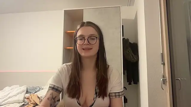 Snapshot of NikaCyberslut chatting on 18, 2, 2025 NikaCyberslut online show from 18, 2, 2025