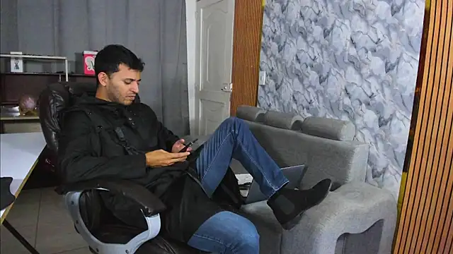 Snapshot of Hideintheoffice chatting on 5, 2, 2026 Hideintheoffice online show from 5, 2, 2026