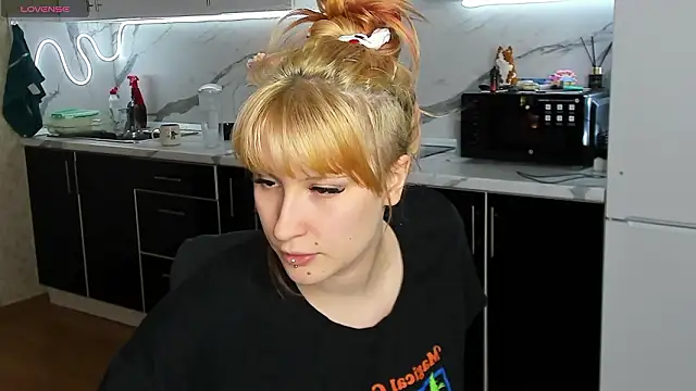 Snapshot of Sweet_white_chocolate chatting on 4, 3, 2026 Sweet white chocolate online show from 4, 3, 2026