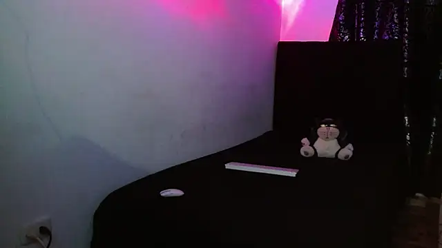 Snapshot of miia-liiam chatting on 23, 11, 2025 miia-liiam online show from 23, 11, 2025