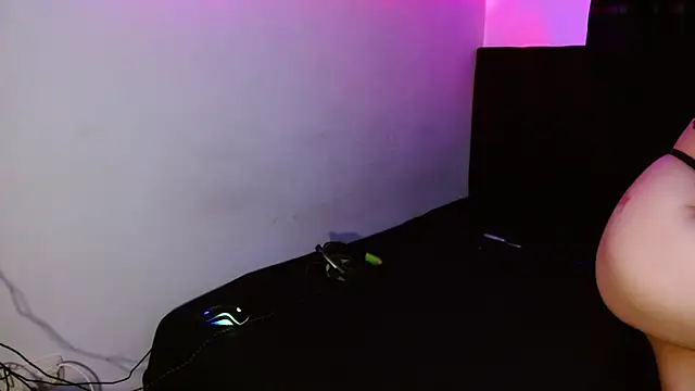 Snapshot of miia-liiam chatting on 23, 12, 2025 miia-liiam online show from 23, 12, 2025