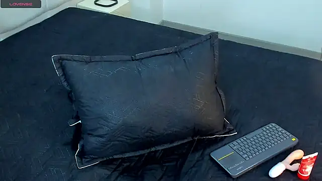 AbrilSonne online show from 8, 1, 2025