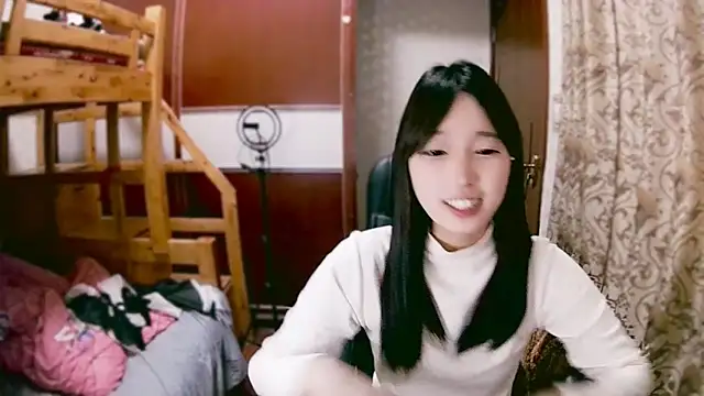 Snapshot of lulu-2002 chatting on 5, 1, 2025 lulu-2002 online show from 5, 1, 2025