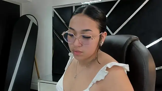 IsabellRodriguez18 online show from 18, 11, 2025