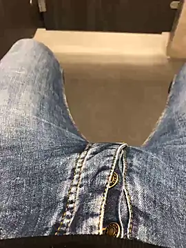 Snapshot of 22TT2295 chatting on 2, 1, 2025 22TT2295 online show from 2, 1, 2025