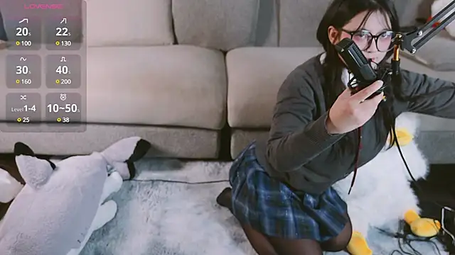 Yu UwU  online show from 13, 2, 2025