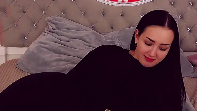 KimKhallifa online show from 19, 2, 2025