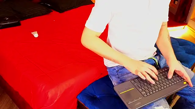 Snapshot of MarcoVitto chatting on 10, 10, 2025 MarcoVitto online show from 10, 10, 2025