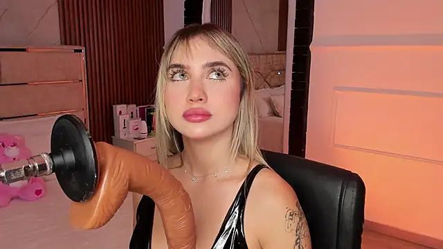 Snapshot of EmiilyHendriixx chatting on 13, 2, 2025 EmiilyHendriixx online show from 13, 2, 2025