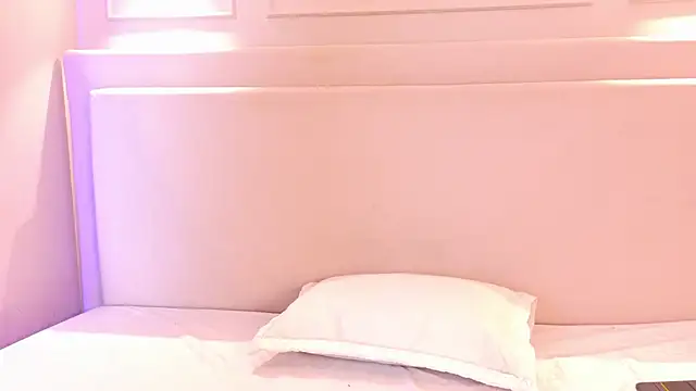 Snapshot of NaomiKlarc chatting on 25, 11, 2025 NaomiKlarc online show from 25, 11, 2025