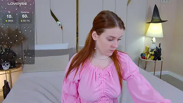 Snapshot of EllieGarson chatting on 4, 11, 2025 EllieGarson online show from 4, 11, 2025