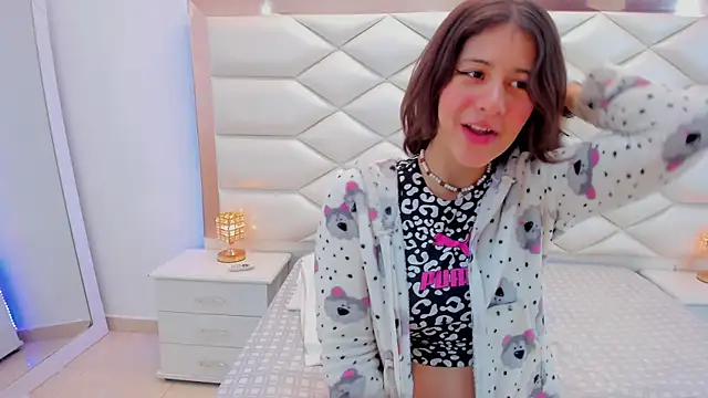 Snapshot of MiaQueen021 chatting on 22, 1, 2025 MiaQueen021 online show from 22, 1, 2025