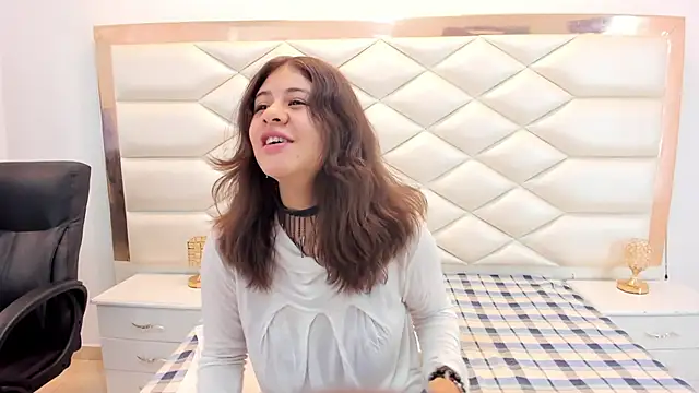 Snapshot of MiaQueen021 chatting on 6, 2, 2025 MiaQueen021 online show from 6, 2, 2025