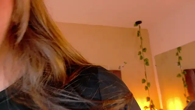 Dahlia Rousse online show from 7, 8, 2026