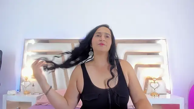 LucineArias online show from 25, 1, 2025