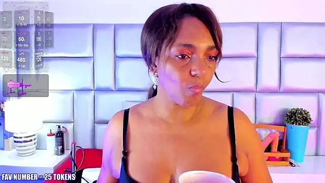 Snapshot of LovelyNickii chatting on 28, 10, 2025 LovelyNickii online show from 28, 10, 2025