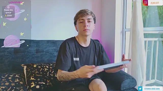 Snapshot of ethan_and_ava chatting on 26, 11, 2025 ethan and ava online show from 26, 11, 2025