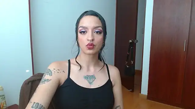Snapshot of ravenvancleef chatting on 2, 2, 2025 ravenvancleef online show from 2, 2, 2025