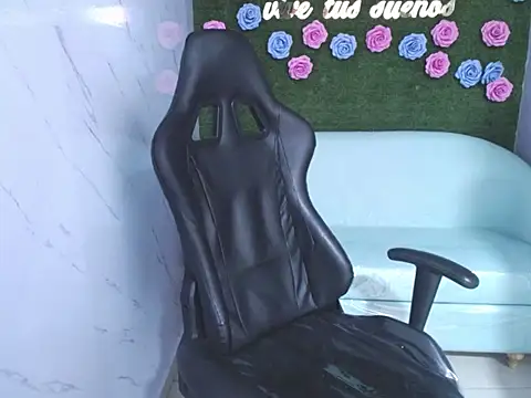 Snapshot of ravenvancleef chatting on 3, 8, 2026 ravenvancleef online show from 3, 8, 2026