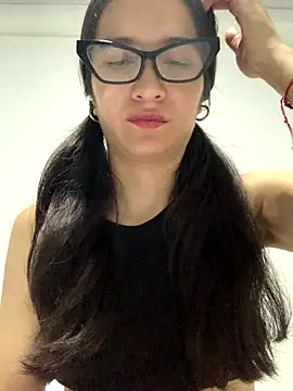 Snapshot of Bella_still chatting on 11, 11, 2025 Bella still online show from 11, 11, 2025