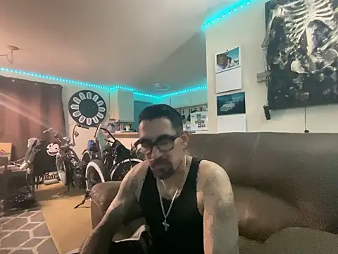 Snapshot of hornycouple818 chatting on 15, 2, 2025 hornycouple818 online show from 15, 2, 2025