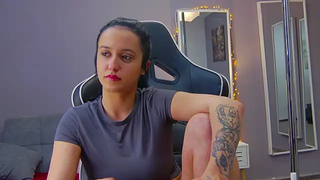 Eva Lovvia  online show from 4, 2, 2025