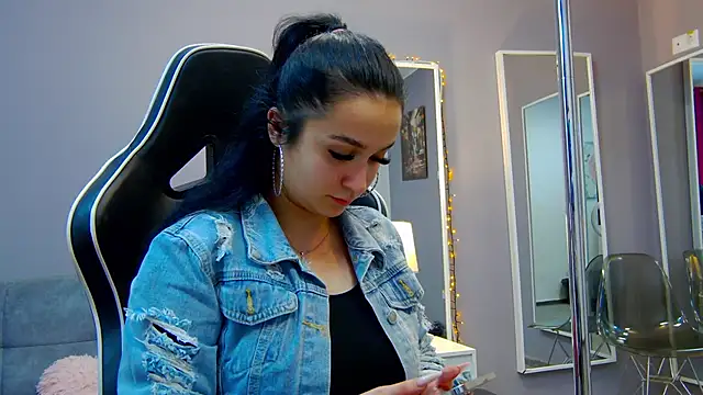 Eva Lovvia  online show from 4, 3, 2025