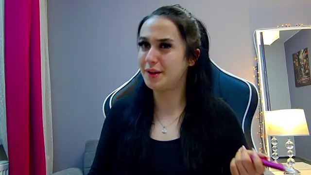 Eva Lovvia  online show from 5, 3, 2025