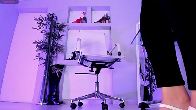 hannah howeell   online show from 22, 1, 2025