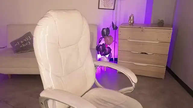 Nicole Foxx  online show from 5, 12, 2025