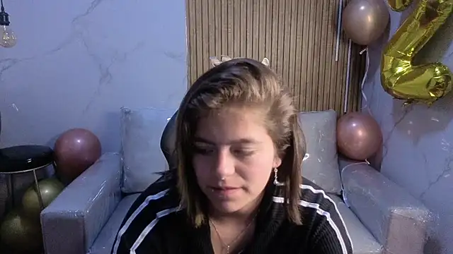 Snapshot of Kitten_Cam chatting on 17, 7, 2026 Kitten Cam online show from 17, 7, 2026