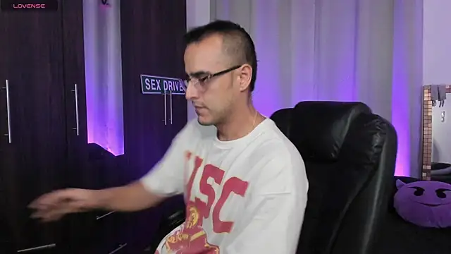 Snapshot of Fenrir_flirt chatting on 25, 5, 2026 Fenrir flirt online show from 25, 5, 2026